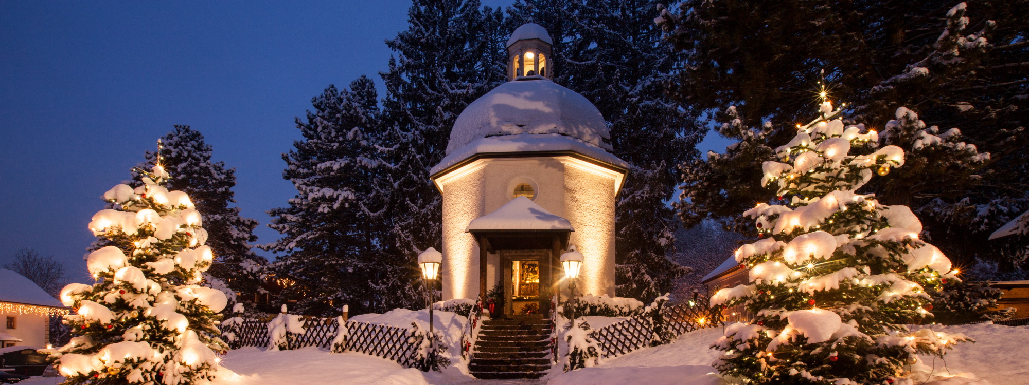 Stille-Nacht-Kapelle zur Weihnachtszeit mit geschmückten Christbäumen © Manfred Fiedler