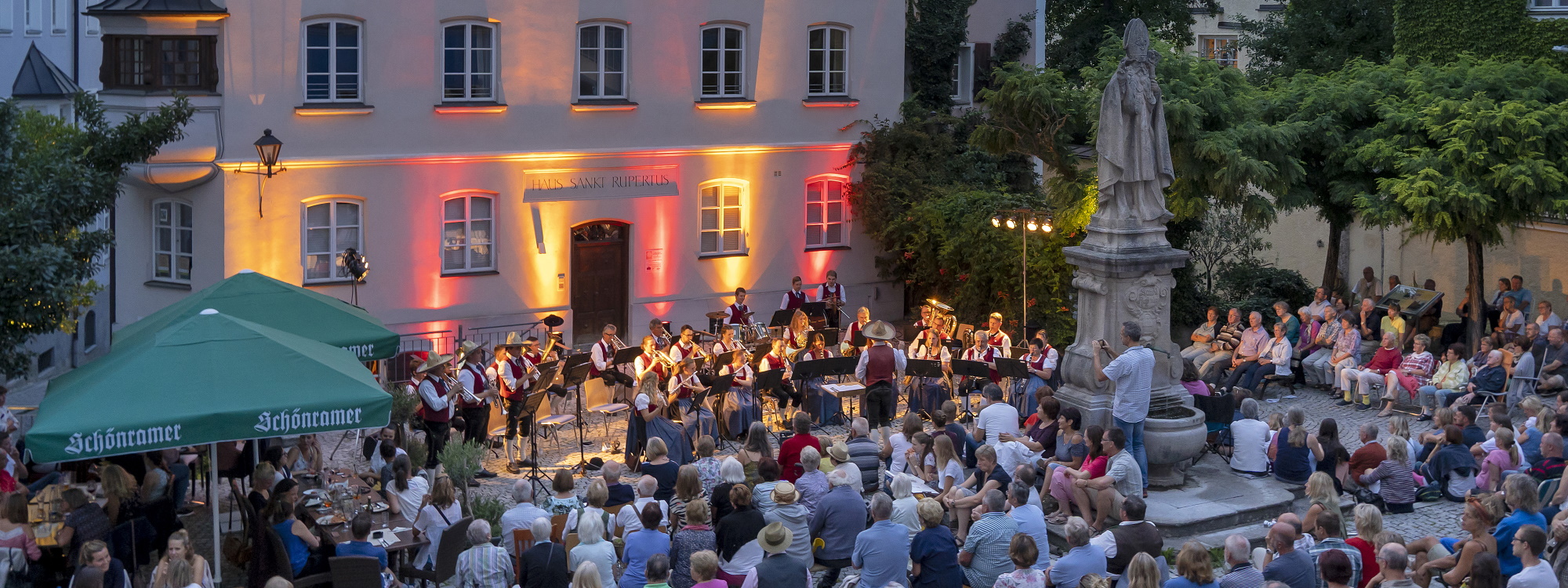 Veranstaltung mit der Musikkapelle Leobendorf am Rupertusplatz in Laufens malerischer Altstadt